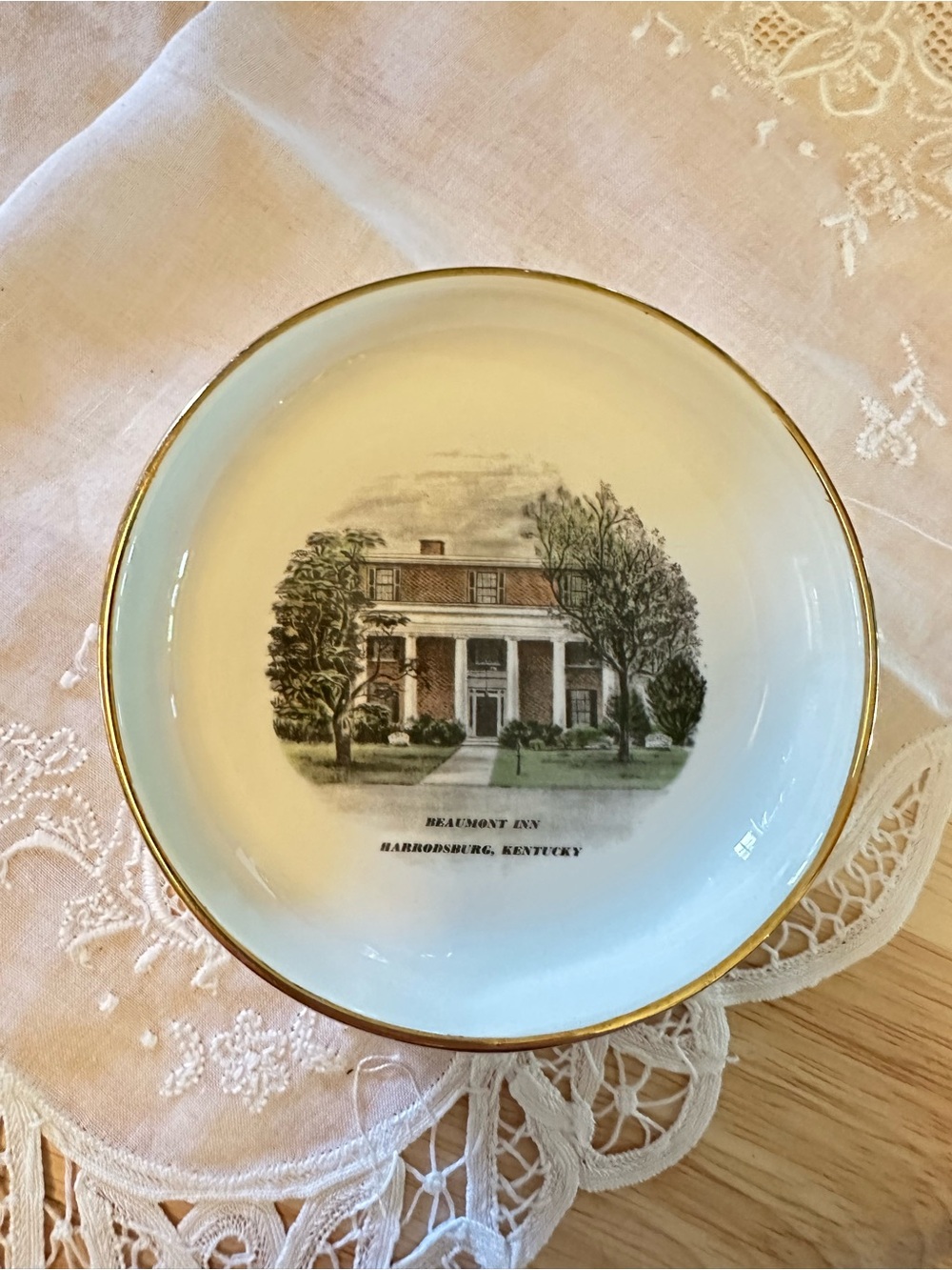 Vintage Beaumont Inn Kentucky Souvenir Plate Delano Studios 1962